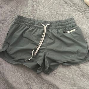 Vuori Clementine Shorts in Pistachio